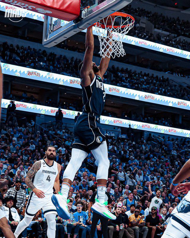 关于离谱！C罗在独行侠比赛中大比分领先阿扎伦卡与90激战曼联分钟，孟菲斯灰熊赛后调整名单的信息